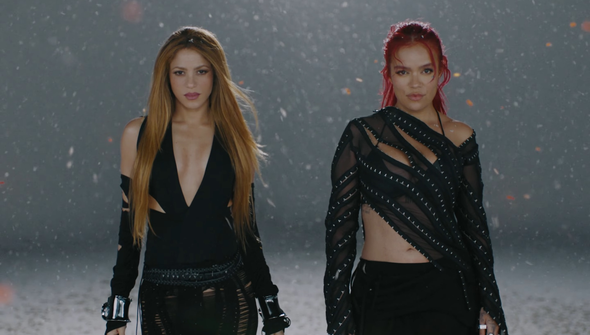 Las cantantes colombianas Shakira y Karol G han lanzado el video